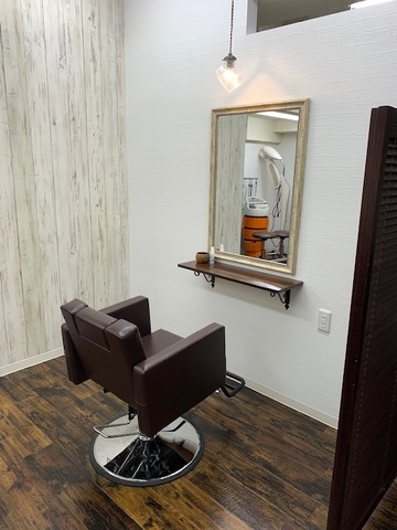 【熊谷駅】≪社会保険完備≫≪有給休暇あり≫≪月給24万円スタート≫≪遅くても20時迄には退勤可能≫傷んだ髪や頭皮の改善などアンチエイジングのメニューが豊富！カット、パーマに自信が無くても活躍できてブランクがあっても復帰しやすいお店です「hair salon Douxs（へアーサロンドゥークス）」からスタイリスト（美容師）の求人☆★