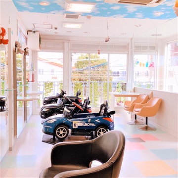 【金剛】≪完全週休2日制≫≪月給23万円〜≫≪社会保険完備≫≪寮完備≫業界の各コンクールの実績が豊富！！ウィッグソムリエやホームヘルパー2級（介護資格）も取得可能！「HAIR MAKE UE2 SEED 金剛駅前店（ヘアメイクウエニシードコンゴウエキマエテン）」からアシスタント（美容師）の求人☆☆