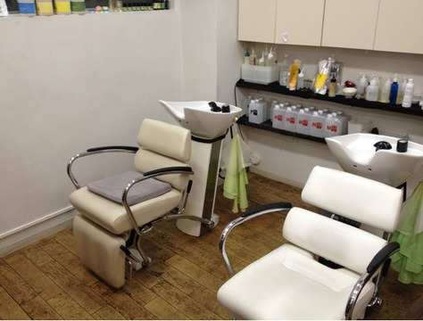 【園田】未経験・通信生・新卒生歓迎☆地域密着でアットホームなヘアサロンMorrow★小規模で少人数制でお客様をフレンドリーにお出迎え♪♪こだわりの薬剤・技術で髪のダメージを抑え、ベストなヘアスタイルを提供しています！アシスタント（美容師）の求人☆★☆