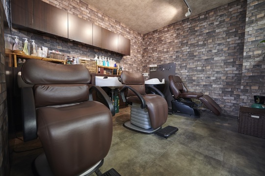 【原山】≪社会保険完備≫≪土日休み取得可能≫≪アイメニューも学べる≫アカデミー制度でカット入客までは10ヶ月！早い段階で売上を作れる美容師に！サロンワーク未経験の新卒生からブランクのある方まで、安心してスタートできる環境です！生涯雇用を掲げ、年々待遇面がUPする「Leaves 原山店（リーブスハラヤマテン）」からアシスタント（美容師）の求人★☆