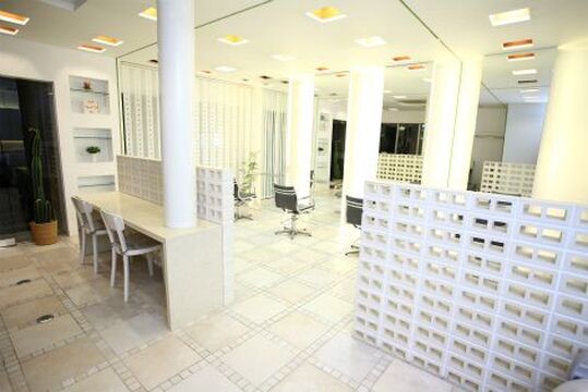 【久宝寺】営業時間中にもレッスンをすることができる環境なので、有効的に時間を使い、デビューを目指しましょう！！営業後にレッスンをしても21時半には退社するようにしているのでプライベートも充実！「aim（エイム）」からアシスタント（美容師）の求人☆★☆