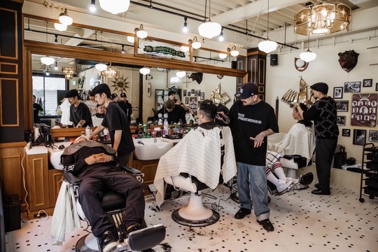 【薬院大通】≪社会保険完備・勤務時間＆出勤日数は自己調整・20代に人気≫世界で仕事がしたい、人生を変えたい、わたしたちとこのバーバーシーンを一緒に背負ってくれる、熱い気持ちをお持ちの方をお待ちしております。「MR.BROTHERS CUT CLUB 福岡店（ミスターブラザーズカットクラブフクオカテン）」からスタイリスト（美容師・理容師）の求人★★