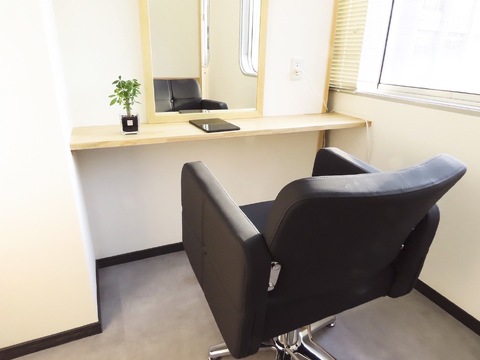 【大宮】≪月8日休み≫≪土日休み可能≫≪社会保険完備≫≪賞与あり≫≪スタイリストオンリー≫完全個室の髪質改善サロン！平均客単価16000円の高単価サロン！税抜60万円以上の売上でフレックスでの勤務や月12日休みになります！幅広い年齢層のスタッフが活躍中！「Lien 四条大宮店（リアンシジョウオオミヤテン）」からスタイリスト（美容師）の求人☆★☆