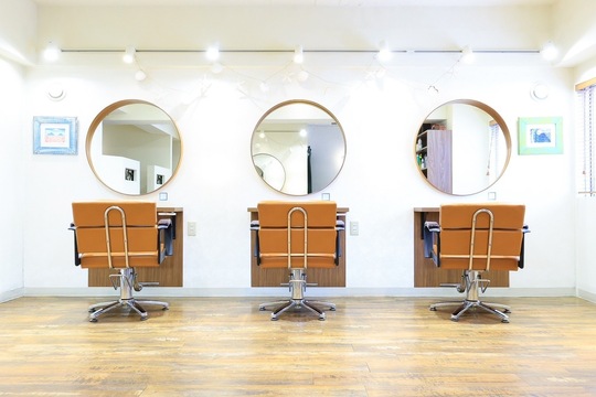 【荻窪】≪社会保険完備≫≪完全週休2日制≫≪完全マンツーマン接客≫≪残業なし≫平均単価は12000円！ママさんの応募も歓迎！髪や体に優しいオーガニック薬剤にこだわったスタイリストオンリーサロン「nalu 荻窪西口 すずらん通り店（ナルオギクボニシグチスズランドオリテン）」からスタイリスト（美容師）の求人★☆