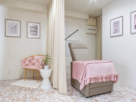 【貝塚駅】≪社会保険完備≫≪実働8時間≫≪月9日休み≫≪月2回土日休み可能≫管理美容師資格をお持ちの方は毎月1万円支給！また希望休や有給などプライベート充実のサロン！「LOOP 貝塚店（ループカイヅカテン）」からアイリスト（アイデザイナー・まつげエクステ）の求人☆☆