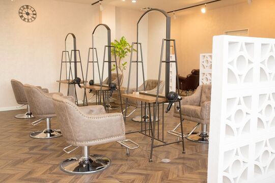 【磐田駅】◆着付けやメイクも学べる・まつ毛パーマも学べる・月8,9日休み・社会保険完備◆離職率の低さが働きやすさの証！美容師を軸に幅広いジャンルで活躍できるスタッフになれます！「and MORE（アンドモア）」からアシスタント（美容師）の求人☆★