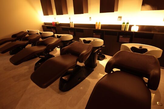 【一之江】≪完全週休2日制≫≪20時までに退勤可能≫≪賞与あり≫≪社会保険完備≫など長く働ける充実の福利厚生を用意しています！着付けなどメニューも豊富な高単価がウリのサロン！「i feel カルム 一之江店（アイフィールカルムイチノエテン）」からスタイリスト（美容師）の求人☆★