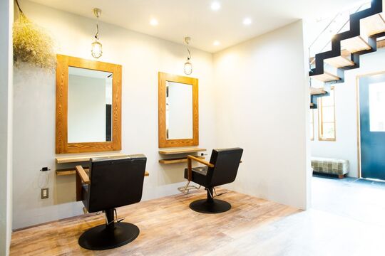 【関目高殿】＜月8,9日休み＞＜社会保険完備＞＜営業時間内レッスン可能＞撮影や着付け、メイクも学べる！再現性の高いドライカットの技術も取得可能！スタッフ同士仲が良く離職率が低いアットホームサロン！レッスンはスタイリストにしっかり見てもらえる◎AR hair（アールヘアー）からアシスタント（美容師）の求人☆★☆