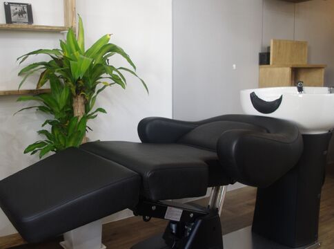 【姫路駅】≪社会保険完備≫≪平均18時半退勤≫≪講習費用の負担あり≫歩合は入客のたびに10％還元のため、しっかり稼げる環境です！正社員・業務委託・パートから選べるプライベートサロン「MeLLow（メロウ）」からスタイリスト（美容師）の求人☆★