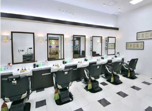 【泉ヶ丘】≪19時終わり≫≪月収40万円以上可能≫入客チャンスもしっかりあって稼げます！終わる時間も早いので長く安心して働けますね！地域密着の理容室、「PAPAS 泉ヶ丘店（パパスイズミガオカテン）」から理容師（理容室）の求人★☆