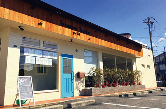 【久宝寺口】≪完全週休2日制≫≪実働8時間・18時退勤可能≫≪社会保険完備≫≪奨学金手当あり≫≪営業中レッスン&早期デビュー≫≪住宅手当・寮あり≫≪まつ毛パーマ兼任OK≫女性美容師が安心して長く働いていける体制と環境があります！地域密着型の人気ヘアサロン！！「bisou hair petit（ビズヘアープチ）」からアシスタント（美容師）の求人☆☆