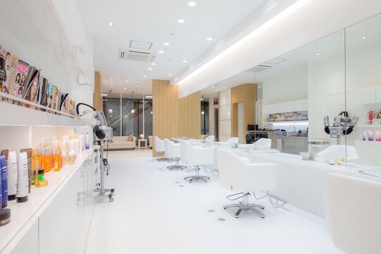 【京都駅】≪デビューまで最短1年≫≪月8日休み≫≪社会保険完備≫≪20時までに退勤可能≫個人レッスンは朝のみなので、プライベートの時間も大事にできます！美容師と兼任でアイラッシュとネイルもできるトータルビューティーサロン！！「NOISM ekolu 京都駅前店（ノイズエコルキョウトエキマエテン）」からアシスタント（美容師）の求人☆★☆