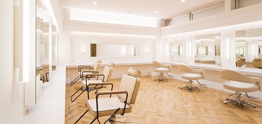 【京橋】 月給25万円  月8日休み  社会保険完備 地域でも大人気トータルビューティーサロン☆サロンワークはもちろん、コレクション参加や雑誌のヘアメイクなどクリエイティブ活動に積極的な会社です★WiLL 京橋店（ウィルキョウバシテン）からスタイリスト（美容師）の求人☆★☆