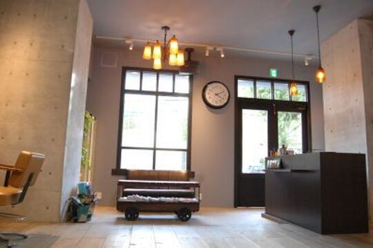 【東淀川】新規のお客様は全てアナタにお任せするので、入客チャンスアリ★スタイリストでも売上に応じて基本給のベースアップもあります！少人数制アンティーク系サロンPerce-Neige (ペルスネージュ)からスタイリスト(美容師)の求人☆★☆