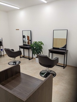 【西尾駅】≪19時で営業終了≫≪社会保険完備≫オーナー在籍サロンの為、カット専門店が初めての方やブランクがある方でも安心！シンプルな業務内容で身体の負担も少ない！「FASTCUT 西尾店（ファストカットニシオテン）」からスタイリスト（美容師）の求人☆★