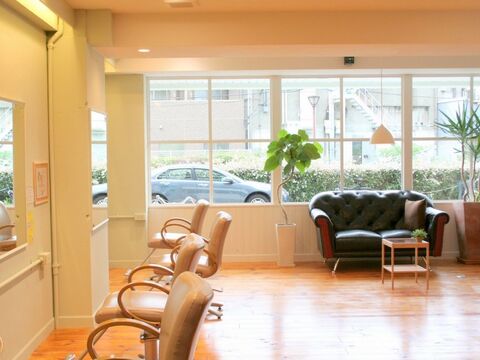 【堺】社会保険完備で安心して活躍できる環境★撮影にも早い段階から関わっていけるので、サロンワーク以外でも学べる環境がバッチリ♪経験の浅い方でもしっかりと育ててもらえますよ♪tre parrucchiere sakai (トレパルッキエーレサカイ)からアシスタント(美容師)の求人☆★