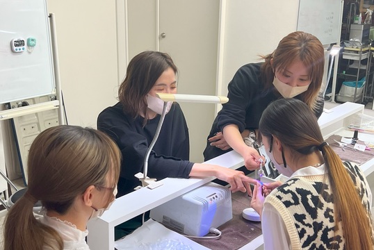 【サンエー豊見城ウイングシティ】≪社会保険完備・パートアルバイトOK・10連休取得可能≫営業中のレッスンを中心に技術を学び平均2ヶ月でネイリストデビュー可能！！リーズナブルな価格で幅広い世代のお客様を対応するネイルサロン「Plu’ nail サンエー豊見城ウイングシティ店（プリュネイルサンエートミグスクウイングシティテン）」からネイリスト（ネイル）の求人☆☆