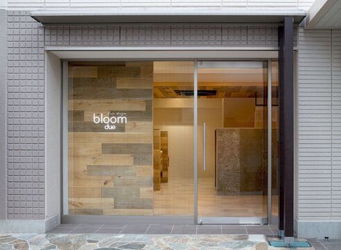 【塚口】≪完全週休2日≫≪月1日土日のお休みも可能≫≪月給28万円スタート≫≪社会保険完備≫≪地域密着型≫セット面がすべて半個室！オシャレで落ち着いた大人サロン！技術力が高く、ヘッドスパも人気☆実力をつけたい方におススメ！「bloom hair design due（ブルームヘアデザインドゥーエ）」からスタイリスト（美容師）の求人☆☆