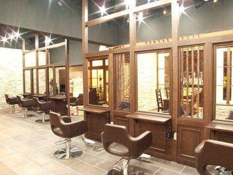 【井土ヶ谷】 保障給あり  完全マンツーマン  独立支援制度あり 住宅地に佇む地域に愛されるヘアサロン★完全歩合制 フリー44％／指名55％還元 により平均月収35万円以上!!!土日休みなどプライベート重視もOK★Hair Lounge Anphi 井土ヶ谷（ヘアーラウンジアンフィイドガヤ）からスタイリスト（美容師）の求人★☆