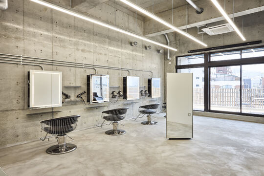 【天神】≪社会保険完備・入客チャンスあり・無償保育園あり・産休育休制度(実績あり)・ブライダルヘアメイク可能≫20代の美容師さん大歓迎！！レベルの高いカット技術で人気！！福岡で店舗展開しているヘアサロン「2025年4月天神エリアでリニューアルオープンの非公開ヘアサロン」からスタイリスト（美容師）の求人★☆