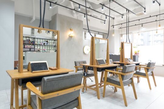 【横浜駅】≪最低保障給あり≫≪指名売上65％還元≫≪完全自由出勤制≫高単価でマンツーマンの入客が可能！お客様1人1人に向き合いながら働くことができます！「eL 横浜（エルヨコハマ）」からスタイリスト（美容師）の求人☆★