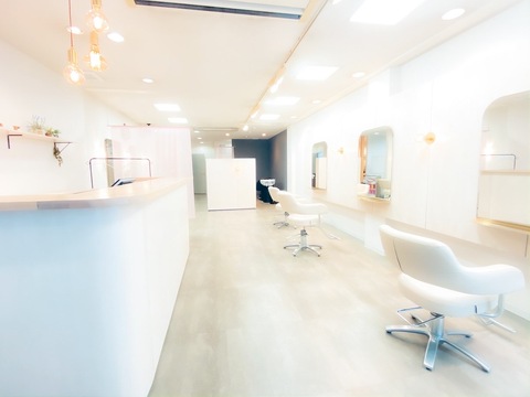 【都島】≪月給20万円〜≫≪月8,9日休み≫≪有給休暇あり≫≪社会保険完備≫≪平日と日曜は18時に退勤可能≫営業時間内レッスン可能◎オーナーさんからマンツーマンで技術を学べる！スタッフに合わせてレッスンをみてくれるので自分のペースで技術を学びながら、プライベートも充実させられる理想のサロン「aimer（エメ）」からアシスタント（美容師）の求人☆☆