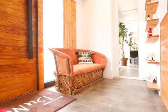 【恵比寿】◆有給休暇あり・ヘアメイクが学べる環境・2年以内のデビューを目指せる◆モデルレッスンの売上が50〜100%歩合で還元！歩合だけで月10万円稼いでいるスタッフさんもいる！「TsuNE（ツネ）」からアシスタント（美容師）の求人☆★