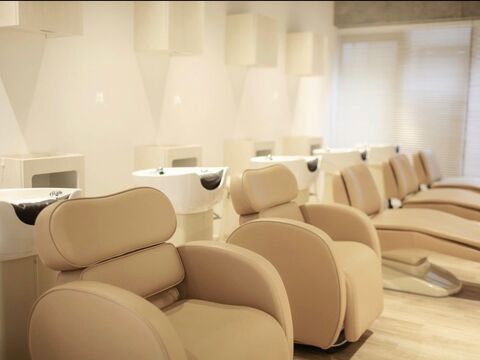 【表参道】◆完全週休2日制・有給休暇あり・社会保険完備◆CM撮影や雑誌撮影、イベントでのヘアメイクもこなすトレンドサロン！入客チャンスが多いので、顧客へ繋げやすい「freera 表参道店（フリーラオモテサンドウテン）」からスタイリスト（美容師）の求人☆★