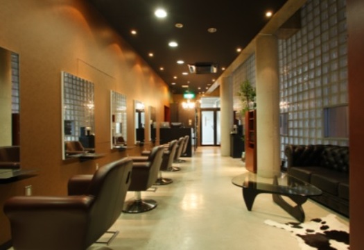 【薬院】≪社会保険完備・住宅手当あり・メンズ専門店≫世代を問わず多くのお客様から支持を得ています！！多くの仲間がいるので色々な技術を見て学ぶ事が可能！！定番のスタイルはもちろん流行のスタイルも追求するメンズスタイル特化サロン「SHIFT Men's only salon 薬院店（シフトメンズオンリーサロンヤクインテン）」からスタイリスト（美容師・理容師）の求人☆★