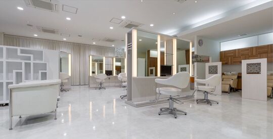 【福間】≪社会保険完備≫駅チカでアクセス抜群♪スタイリストデビューまでのカリキュラムを充実させているのでひとつひとつの技術に自信をもってスタイリストデビューできますよ♪地域密着型ですがトレンドを取り入れたデザインも作る技術力の高い人気ヘアサロン「ATENA 福津店（アテナフクツテン）」からアシスタント（美容師）の求人★☆