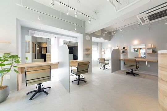 【玉造】≪定着率91％≫≪社会保険完備の日祝定休≫≪企業型iDeCoへ加入できる！≫女性スタッフが働きやすいリーディングカンパニーのサロン！女性美容師が長く働いていける環境がバッチリ！「kuum by emt（クームバイエント）」からスタイリスト（美容師）の求人☆☆