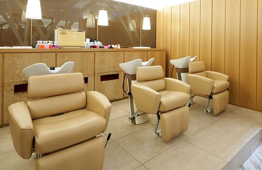 【樟葉】≪完全週休2日制≫≪実働8時間≫≪社会保険完備≫憧れのブライダル業界で勤務！美容室でのサロンワーク、ブライダルのヘアメイクでも勤務出来る会社です！！「TSUBOUCHI 樟葉 京阪くずはモール（ツボウチクズハケイハンクズハモール）」からスタイリスト（美容師）の求人☆☆