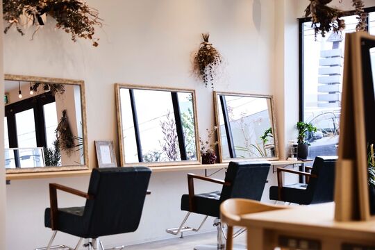 【飾磨】≪社会保険完備≫≪完全週休2日制≫≪営業中のレッスンOK≫働きやすい環境盛りだくさんのアットホームサロン！売れるスタイリストになるためにしっかりとカリキュラムがあるので安心して学んでいけますよ！スパニストも大歓迎「glad NATURAL（グラッドナチュラル）」アシスタント・スパニスト（美容師）の求人☆★☆