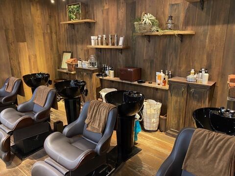 【鳳】≪月給24万円スタート≫≪社会保険完備≫≪完全週休2日制≫人間関係！地域密着型の超アットホームサロン!私服勤務OK！髪型自由！おしゃれをして働けます！「Loah（ロア）」からスタイリスト（美容師）の求人☆☆