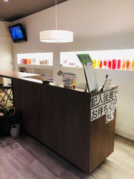 【千里丘】≪時給1200円／土日1300円≫≪ライフスタイルに合わせて働ける≫≪土日祝日出勤可能な方優遇≫カットのメニューはなし！カラーとシャンプーができればOK！地域の方々に人気のカラー専門店！「染め家 千里丘店（ソメヤセンリオカテン）」からカラーリスト（美容師）の求人☆★