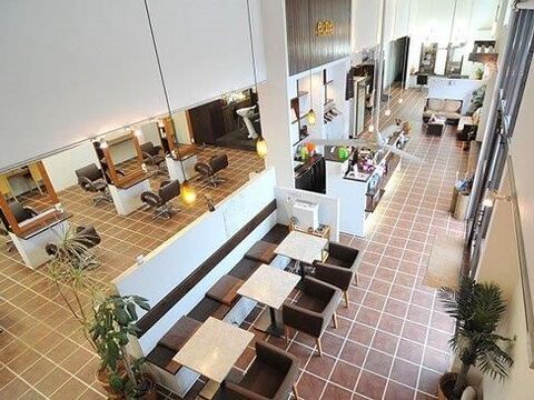 【明石駅】≪月給27.5万円スタート≫≪完全週休2日制≫≪19時には退勤可能≫≪有給休暇消化で年間休日最大140日≫≪土日休みOK≫≪地域密着型サロン≫仕事を長く続けられる環境があります！スキルアップを目指せて、子育て中のママさんにも働きやすいですよ！「e-ne（イーネ）」からスタイリスト（美容師）の求人☆★