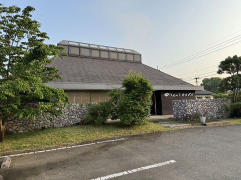 【牧上町】≪社会保険完備≫≪地域密着型サロン≫≪未経験・新卒生・通信生OK≫時短、休日日数の相談OK！その人の頑張りをしっかりと評価していきます。お客様としっかり関わる事ができる人気のヘアサロン「Ravi（ラヴィ）」からアシスタント（美容師）の求人★☆