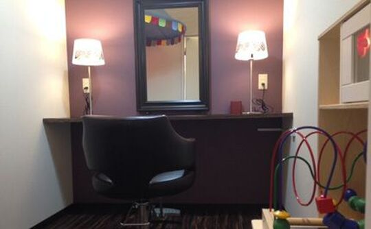 【北24条】≪社会保険完備・高月給スタート・月休8日≫ブランクがある方も大歓迎！長く安心してお仕事が出来る環境のお店です！幅広い年代のお客様から愛されているヘアサロン「さくらヘアー 北24条店（サクラへアーキタニジュウヨンジョウテン）」からスタイリスト（美容師）の求人★☆