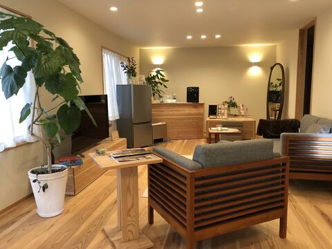 【豊中】≪時給1500円〜≫≪ママさん歓迎≫≪社会保険完備≫福利厚生もしっかりしているアットホームサロン「HAIR STUDIO Banana Moon 豊中店（ヘアスタジオバナナムーントヨナカテン）」からアシスタント（美容師）の求人☆★