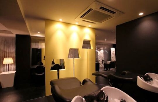 【三宮】オーナーさんからしっかり技術を学ぶことが出来るので、確実に成長していける環境★黒を基調としたオシャレな少人数 アットホームなサロン“LUCE（ルーチェ）”からアシスタント（美容師）の求人☆★