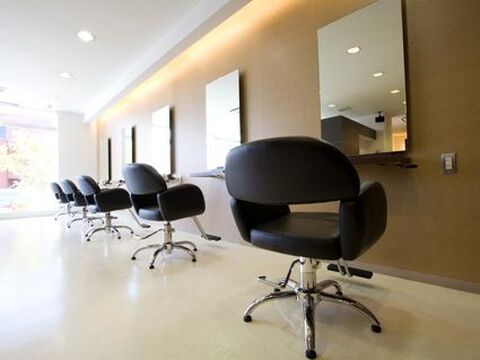 【醍醐】≪月給18万円スタート≫≪社会保険完備≫基本的に時間外営業無しの平均退社18時！！結婚してからの産休育休制度、時短勤務制度も取り入れ安心して長く働ける環境をつくっています！Worker bee(ワーカービー)からアシスタント(美容師)の求人☆★