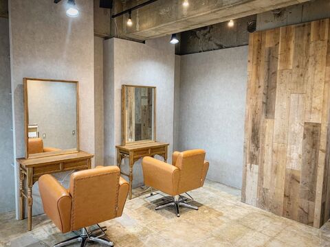 【南茨木】≪完全週休2日制≫≪毎週日曜と月曜休み≫≪月給20万円スタート≫≪18時までに退勤可能≫レッスンはオーナーからマンツーマンで学べる！これから一緒にお店をつくっていってくれるスタッフ大募集！「epoca（エポカ）」からアシスタント（美容師）の求人☆★