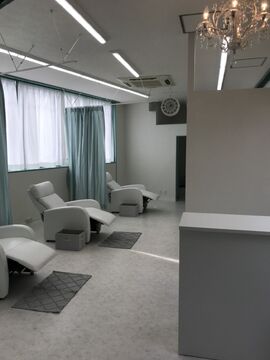 【近鉄八尾駅】≪入社祝い金最大5万円≫≪月30万円以上の高収入が可能≫≪最低保障給制度あり≫≪指名60％還元／フリー50％還元≫入客チャンスあり！様々な働き方ができるので、プライベートの時間も作りやすい◎eyelash RooM（アイラッシュルーム）からアイリスト（アイデザイナー・まつげエクステ）の求人☆★