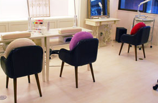 【東梅田】≪実働8時間≫≪月8日休み≫≪日曜休みOK≫≪社会保険完備≫入客数が多く、頑張った分還元される！連休も取得可能なので、旅行好きの方にもおススメ！「macherie（マシェリ）」からネイリスト（ネイル）の求人★☆