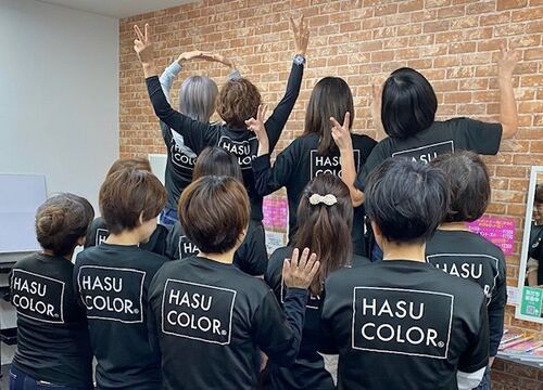 【吉塚駅】≪社会保険完備≫パートアルバイトも大募集！！ママさんも多く皆で助け合いプライベートも充実し、長くお仕事できる環境です！！リーズナブルな価格で多くのお客様と関わるカラー専門店「HASUCOLOR 吉塚店（ハスカラーヨシヅカテン）」からカラーリスト（美容師・理容師）の求人☆★