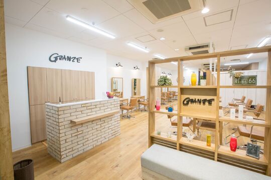 【梅田】≪実働8時間≫≪月8日休み≫≪社会保険完備≫≪営業中レッスン&早期デビュー可能≫デザインカラーも髪質改善も大人気のヘアサロン！早くスタイリストになってフリーランスで働きたい方にオススメです！「GRANZE 梅田店（グランジュウメダテン）」からアシスタント（美容師）の求人☆★