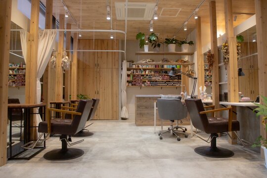 【府中駅】◆社会保険完備・完全週休2日制・産休育休実績あり・外部講習費半額負担◆幅広い年齢層のお客様が来店されるので、どの年代にも対応できる高い技術力を身に付けられます。営業時間内レッスン可能で効率よくステップアップでき、その都度お客様の担当をできる「HearPut 府中けやき並木店（ハープットフチュウケヤキナミキテン）」からアシスタント（美容師）の求人☆★☆