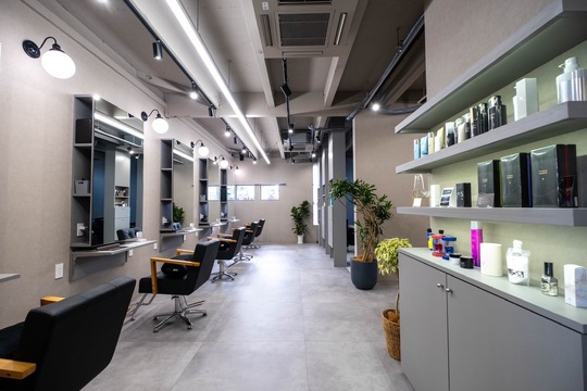 【近鉄四日市駅】◆社会保険完備・完全週休2日制・月1回日曜休みOK・産休育休制度あり◆ハイトーンカラーを得意とするトレンドサロン！高い技術力と高品質な薬剤でお客様満足度を高められます！「PALO（パロ）」からスタイリスト（美容師）の求人★☆