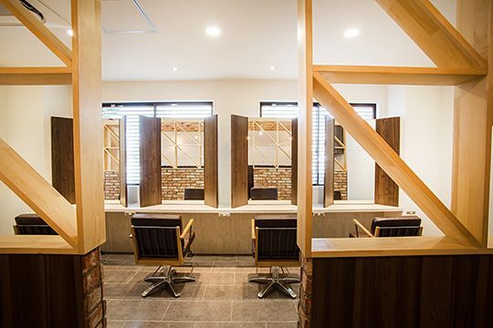 【春日部駅】■平均退社19時台・月9日休み選択可能・産休育休制度あり・社会保険完備■幅広い年齢層のスタッフさんが活躍中！ママさんスタイリストも大歓迎です！今までの経験を活かしつつ、長所をしっかりと伸ばせるサロンです！「hair shop N＆A 春日部東口店（ヘアーショップエヌアンドエーカスカベヒガシグチテン）」からスタイリスト（美容師）の求人☆★