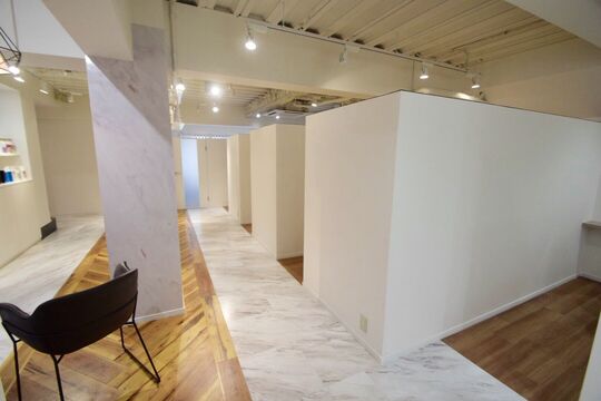 【元町】女性のみの働きやすいお店です！≪完全週休2日≫≪社会保険完備≫≪平均退社18時半≫マンツーマンでの接客が人気のプライベートサロン!!遅くまで残ることもないのでプライベートも充実させられますよ！「hair make QUATRE（ヘアーメイクキャトル）」からスタイリスト（美容師）の求人☆☆